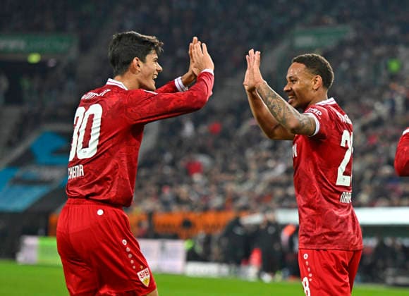 22.03.2026, Fussball 1. Bundesliga 2025 2026, 27.Spieltag, FC Augsburg - VfB Stuttgart, in der WWK-Arena Augsburg. v.l. Chema Andres (Stuttgart) und Nikolas Nartey (Stuttgart) jubeln.