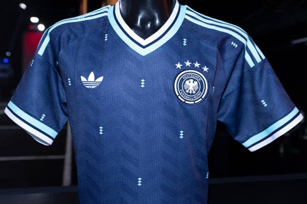 22.03.2024, Köln, Das neue Auswärtstrikot der deutschen Nationalmannschaft des DFB-Ausrüster Adidas in Dunkelblau welches als WM-Auswärtstrikot verwendet werden wird. Nordrhein-Westfalen Deutschland