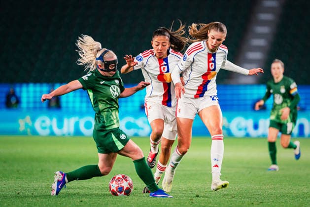 UWCL: VfL Wolfsburg vs. OL Lyonnes, 24.03.2026 Jule Brand (OL Lyon, 29) und Selma Bacha (OL Lyon, 4) gegen Thea Bjelde (VfL Wolfsburg, 2); UEFA Women s Champions League, Viertelfinale, Hinspiel: VfL Wolfsburg vs. OL Lyonnes am 24.03.2026 in der Volkswagen Arena, Wolfsburg DFB DFL REGULATIONS PROHIBIT ANY USE OF PHOTOGRAPHS AS IMAGE SEQUENCES AND OR QUASI-VIDEO. Copyright: xBEAUTIFULxSPORTS Tonhäuserx