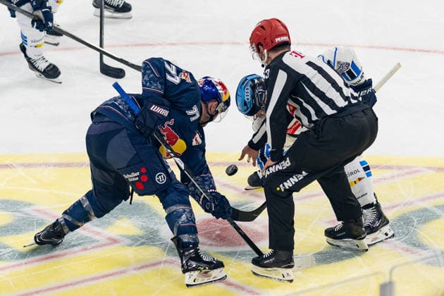 Linesperson Joshua Roemer fuehrt ein Bully Faceoff aus zwischen Adam Brooks (EHC Red Bull Muenchen, 77) und Myles Powell (ERC Ingolstadt, 9) GER, EHC Red Bull Muenchen vs. ERC Ingolstadt, Eishockey, DEL, Playoffs, Viertelfinale Spiel 1, Saison 2025 2026, 24.03.2026. GER, EHC Red Bull Muenchen vs. ERC Ingolstadt, Eishockey, DEL, Playoffs, Viertelfinale Spiel 1, Saison 2025 2026, 24.03.2026. Muenchen Copyright: xEibner-Pressefoto FranzxFeinerx EP_HFR