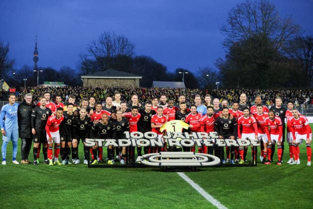 Dortmund, Deutschland: 25. März 2026 - Legendenspiel - 100 Jahre Stadion Rote Erde Im Bild: Mannschaftsfoto der Legendenspieler von Borussia Dortmund und von Benfica Lissabon vor dem Freundschaftsspiel zum 100 jährigen Jubiläum des Stadions Rote Erde Copyright: HMBxMedia MadeleinexFantini