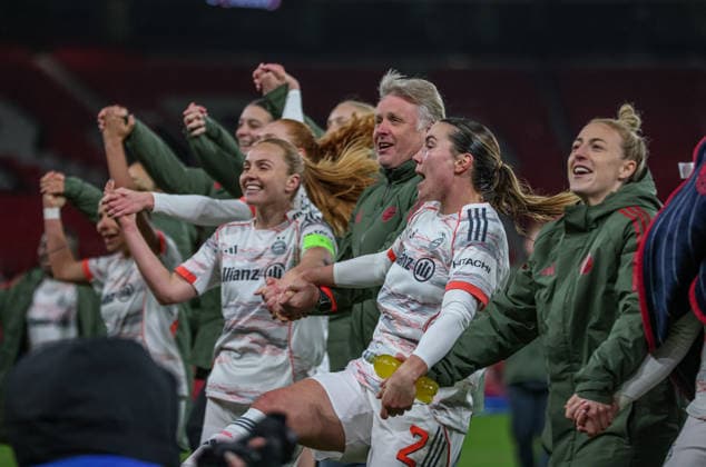 GBR, Manchester, Manchester United, ManU vs Bayern München, WomenÂ s Champions League, Fussball, UEFA, Spielzeit 2025 2026, Old Trafford, Viertelfinale, Hinspiel im Bild: FC Bayern München Frauen feiern den Sieg 3:2 gegen Manchester United DFB DFL REGULATIONS PROHIBIT ANY USE OF PHOTOGRAPHS AS IMAGE SEQUENCES AND OR QUASI-VIDEO, 25.03.2026 Copyright: HMBxMedia HendrikxHamelau
