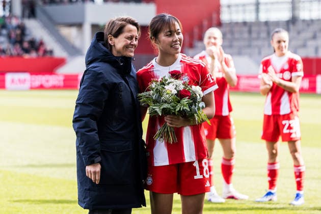 Sport Bilder des Tages Google Pixel Frauen-Bundesliga, FC Bayern München - 1. FC Nürnberg; 28.03.2026 Momoko Tanikawa (FC Bayern München, 18) wird von Bianca Rech (Direktorin Frauenfussball FC Bayern München) für den Sieg der Asienmeisterschaften geehrt Google Pixel Frauen-Bundesliga, FC Bayern München - 1. FC Nürnberg, München, FC Bayern Campus am 28.03.2026 DFB REGULATIONS PROHIBIT ANY USE OF PHOTOGRAPHS AS IMAGE SEQUENCES AND OR QUASI-VIDEO. Copyright: xBEAUTIFULxSPORTS Wunderlx