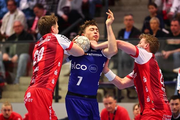 Elias Huber (HBW Balingen-Weilstetten, 07) im Zweikampf mit Philip Wuerz (TuS Ferndorf, 20, links) und Marvin Mundus (TuS Ferndorf, 25) GER, TuS Ferndorf vs HBW Balingen-Weilstetten, Handball, 2. Bundesliga, 25. Spieltag, Spielzeit 2025 2026, 28.03.2026 GER, TuS Ferndorf vs HBW Balingen-Weilstetten, Handball, 2. Bundesliga, 25. Spieltag, Spielzeit 2025 2026, 28.03.2026 Kreuztal Copyright: xEibner-Pressefoto RenexWeissx EP_RWS