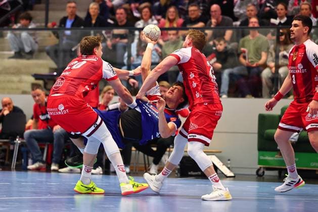 Elias Huber (HBW Balingen-Weilstetten, 07) im Zweikampf mit Philip Wuerz (TuS Ferndorf, 20, links) und Marvin Mundus (TuS Ferndorf, 25, rechts) GER, TuS Ferndorf vs HBW Balingen-Weilstetten, Handball, 2. Bundesliga, 25. Spieltag, Spielzeit 2025 2026, 28.03.2026 GER, TuS Ferndorf vs HBW Balingen-Weilstetten, Handball, 2. Bundesliga, 25. Spieltag, Spielzeit 2025 2026, 28.03.2026 Kreuztal Copyright: xEibner-Pressefoto RenexWeissx EP_RWS