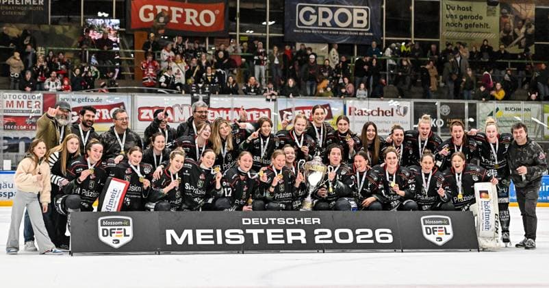 Sport Bilder des Tages GER, DFEL, Playoff Finale, ECDC Memmingen Indians vs Eisbären Berlin 28.03.2026, Alpha Cooling-Arena am Huehnerberg, Memmingen, GER, DFEL, Playoff Finale, ECDC Memmingen Indians vs Eisbären Berlin, im Bild Siegerfoto, Mannschaftsfoto, Siegerehrung