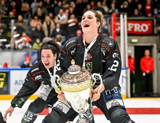 Sport Bilder des Tages GER, DFEL, Playoff Finale, ECDC Memmingen Indians vs Eisbären Berlin 28.03.2026, Alpha Cooling-Arena am Huehnerberg, Memmingen, GER, DFEL, Playoff Finale, ECDC Memmingen Indians vs Eisbären Berlin, Siegerehrung im Bild Nara Elia (Memmingen, 7), Antje Sabautzki (Memmingen, 12) mit Pokal, Jubel, Freude, Emotionen