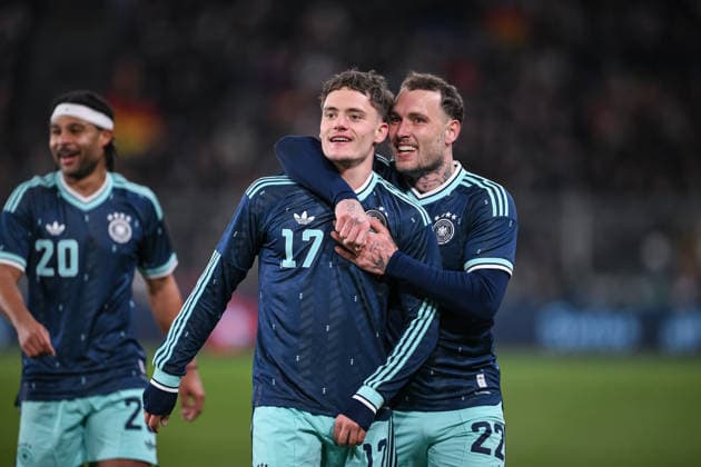 Fussball International Testspiel WM 2026 in Basel Schweiz - Deutschland 27.03.2026 JUBEL Deutschland; zweifacher Torschuetze Florian Wirtz (Mitte) wird von David Raum (re) nach seinem Tor zum 2-3 umarmt