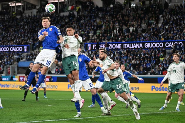 Soccer, FIFA World Cup, WM, Weltmeisterschaft, Fussball 2026 match between Italy-North Ireland Nicolo Barella of Italy,Shea Charles of North Ireland,Brodie Spencer of North Ireland during playoff qualifier Fifa World Cup 2026 match between Italy-North Ireland at the gewiss stadium, Italy, March 26th, 2026. Imago-Images Emmefoto Copyright: xImago-Images Emmefotox