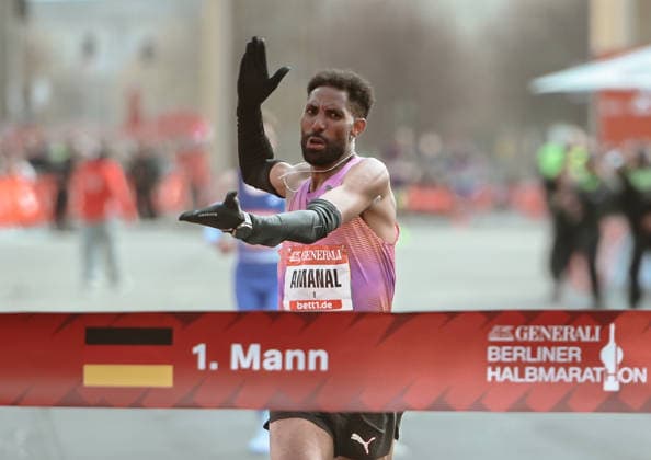 29.03.2026, xlakx, Leichtathletik Marathon, Berliner Halbmarathon 2026, v.l. Zieleinlauf Amanal Petros (GER) 3. Berlin
