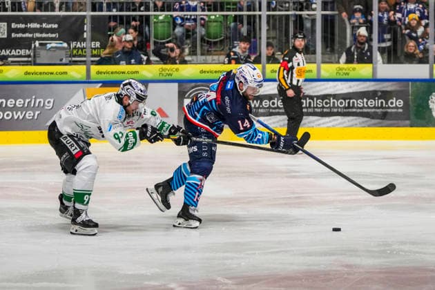 Laufduell zwischen Nickolas Latta (Ravensburg Towerstars, 14) und Mike Fischer (Bietigheim Steelers, 91), GER, Ravensburg Towerstars vs. Bietigheim Steelers, Eishockey, DEL2, Spielzeit 2025 2026, Playoff Viertelfinale, Spiel 7, 31.03.26 GER, Ravensburg Towerstars vs. Bietigheim Steelers, Eishockey, DEL2, Spielzeit 2025 2026, Playoff Viertelfinale, Spiel 7, 31.03.26 Ravenburg Copyright: xEibner-Pressefoto MaximilianxRistx EP_MRT