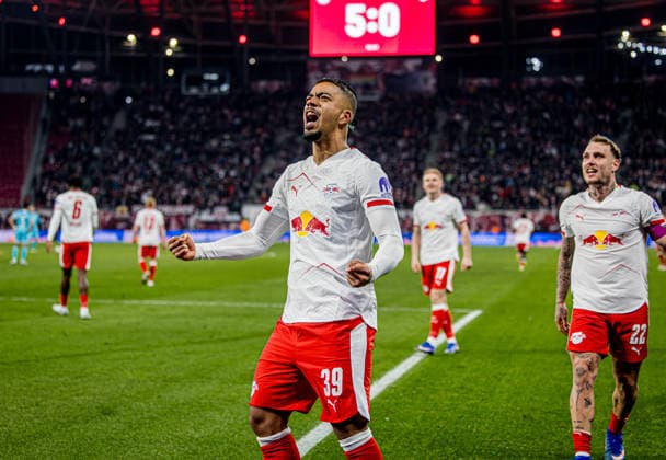 Jubel nach dem Tor zum 5:0 durch Leipzigs Benjamin Henrichs. Fussball 1. Bundesliga, 27. Spieltag: RB Leipzig - TSG Hoffenheim. 20. Maerz 2026: Leipzig, Red Bull Arena. RB Leipzig - TSG Hoffenheim