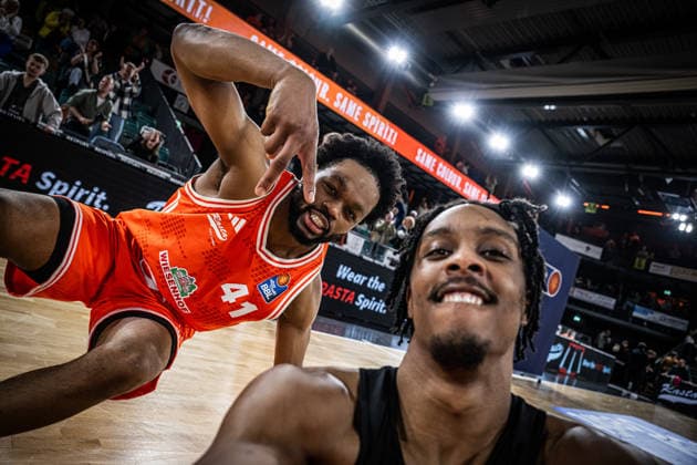 Sport Bilder des Tages 1. Basketball Bundesliga, easyCredit BBL, Saison 2025 2026, Herren, Hauptrunde, 27. Spieltag, 02.04.2026, RASTA Vechta - BMA365 Bamberg Baskets Lloyd Pandi ( 41 - RASTA Vechta) und Malik Parsons ( 3 - RASTA Vechta) nach der Partie Vechta RASTA Dome Niedersachsen Deutschland