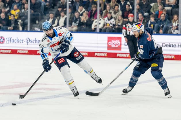 Kampf um den Puck Zweikampf zwischen Morgan Ellis (ERC Ingolstadt, 4) und Yasin Ehliz (EHC Red Bull Muenchen, 42) GER, EHC Red Bull Muenchen vs. ERC Ingolstadt, Eishockey, DEL, Playoffs, Viertelfinale Spiel 5, Saison 2025 2026, 02.04.2026. GER, EHC Red Bull Muenchen vs. ERC Ingolstadt, Eishockey, DEL, Playoffs, Viertelfinale Spiel 5, Saison 2025 2026, 02.04.2026. Muenchen Copyright: xEibner-Pressefoto HeikexFeinerx EP_HFR