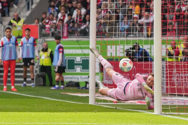 1. Bundesliga: SC Freiburg vs FC Bayern München, 04.04.2026 Manuel Neuer (FC Bayern München, 1) mit einer Parade 1. Bundesliga: SC Freiburg vs FC Bayern München, Europa-Park-Stadion, 04.04.2026 DFB DFL REGULATIONS PROHIBIT ANY USE OF PHOTOGRAPHS AS IMAGE SEQUENCES AND OR QUASI-VIDEO. Copyright: xBEAUTIFULxSPORTS Boscox