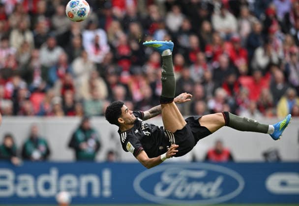 Fallrückzieher Luis Diaz (Bayern München) Aktion, Zweikampf, Fussball 1. Bundesliga, 28.Spieltag, SC Freiburg - FC Bayern München, am 04.04.2026 in Freiburg Deutschland. DFL regulations prohibit any use of photographs as image sequences and or quasi-video Â