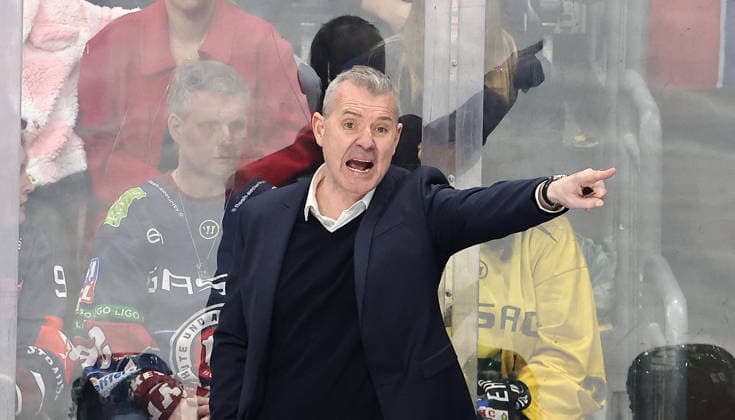 Trainer Serge Aubin zeigend, gestikulierend Aktion Oberkörper Eishockey Penny DEL Deutsche Eishockey Liga Play Off Viertelfinale 6.Spiel Saison 2025 2026 04.04.2026 EHC Eisbären Berlin EBB vs Straubing Tigers