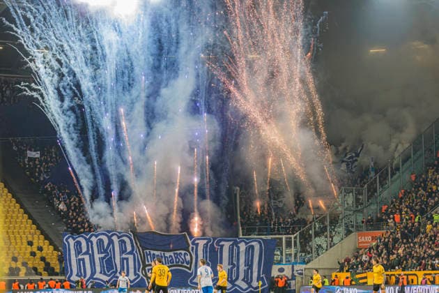 04.04.2026, xomx, Fussball 2.Bundesliga, Dynamo Dresden - Hertha BSC Berlin v.l. Fans Hertha mit Pyros Raketen: Spielunterbrechung (DFL DFB REGULATIONS PROHIBIT ANY USE OF PHOTOGRAPHS as IMAGE SEQUENCES and or QUASI-VIDEO) Dresden