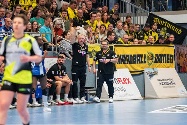 HSG Blomberg-Lippe (GER) vs. Borussia Dortmund (GER), Handball, 1. Handball Bundesliga Frauen, 22. Spieltag, 4.4.2026, Saision 2025 2026, Blomberg Ronny Krueger (HSG Blomberg-Lippe, Torwarttrainer) und Steffen Birkner (HSG Blomberg-Lippe, Trainer) sind unzufrieden Blomberg Sporthalle an der Ulmenallee Deutschland
