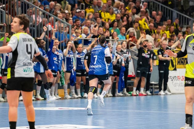 HSG Blomberg-Lippe (GER) vs. Borussia Dortmund (GER), Handball, 1. Handball Bundesliga Frauen, 22. Spieltag, 4.4.2026, Saision 2025 2026, Blomberg Diana Magnusdottir (HSG Blomberg-Lippe, 07) vor der jubelnden Mannschaft der HSG Blomberg-Lippe (GER) Blomberg Sporthalle an der Ulmenallee Deutschland