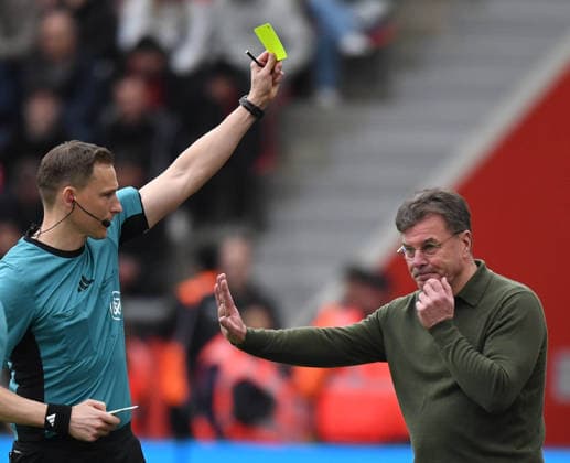 04.04.2026, xophax, Fussball 1.Bundesliga, Bayer 04 Leverkusen - VfL Wolfsburg Trainer Dieter Hecking bekommt vom Schiedsrichter Martin Petersen die gelbe Karte (DFL DFB REGULATIONS PROHIBIT ANY USE OF PHOTOGRAPHS as IMAGE SEQUENCES and or QUASI-VIDEO) Leverkusen