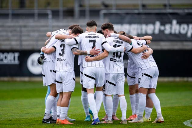 Spieler vom SV Sandhausen (SVS), schwören sich mit einem Mannschaftskreis vor dem Anpfiff ein, Kreis, Teamkreis, Konzentration, Kameradschaft, Ansprache, Motivation, 04.04.2026, Sandhausen (Deutschland), Fussball, Regionalliga Südwest, SV Sandhausen - SG Sonnenhof Großaspach