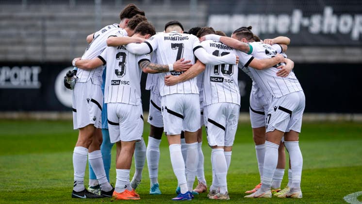 Spieler vom SV Sandhausen (SVS), schwören sich mit einem Mannschaftskreis vor dem Anpfiff ein, Kreis, Teamkreis, Konzentration, Kameradschaft, Ansprache, Motivation, 04.04.2026, Sandhausen (Deutschland), Fussball, Regionalliga Südwest, SV Sandhausen - SG Sonnenhof Großaspach