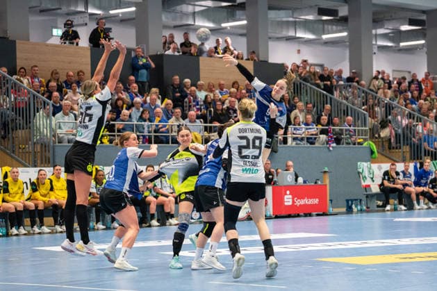 HSG Blomberg-Lippe (GER) vs. Borussia Dortmund (GER), Handball, 1. Handball Bundesliga Frauen, 22. Spieltag, 4.4.2026, Saision 2025 2026, Blomberg Nieke Kuehne (HSG Blomberg-Lippe, 09) im Torwurf Blomberg Sporthalle an der Ulmenallee Deutschland