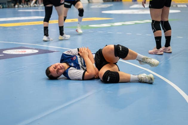 HSG Blomberg-Lippe (GER) vs. Borussia Dortmund (GER), Handball, 1. Handball Bundesliga Frauen, 22. Spieltag, 4.4.2026, Saision 2025 2026, Blomberg Elin Magnusdottir (HSG Blomberg-Lippe, 33) liegt verletzt am Boden, kruemmt sich vor Schmerzen Blomberg Sporthalle an der Ulmenallee Deutschland