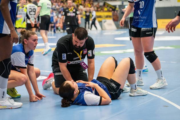 HSG Blomberg-Lippe (GER) vs. Borussia Dortmund (GER), Handball, 1. Handball Bundesliga Frauen, 22. Spieltag, 4.4.2026, Saision 2025 2026, Blomberg Schaho Aziz (HSG Blomberg-Lippe, Physiotherapeut) behandelt Elin Magnusdottir (HSG Blomberg-Lippe, 33) nach einer Verletzung Blomberg Sporthalle an der Ulmenallee Deutschland