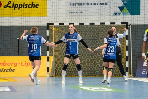 HSG Blomberg-Lippe (GER) vs. Borussia Dortmund (GER), Handball, 1. Handball Bundesliga Frauen, 22. Spieltag, 4.4.2026, Saision 2025 2026, Blomberg v.l. Maxi Muehlner (HSG Blomberg-Lippe, 10), Nieke Kuehne (HSG Blomberg-Lippe, 09) und Elin Magnusdottir (HSG Blomberg-Lippe, 33) freuen sich nach einem Tor Blomberg Sporthalle an der Ulmenallee Deutschland