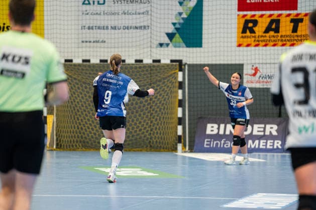 HSG Blomberg-Lippe (GER) vs. Borussia Dortmund (GER), Handball, 1. Handball Bundesliga Frauen, 22. Spieltag, 4.4.2026, Saision 2025 2026, Blomberg Nieke Kuehne (HSG Blomberg-Lippe, 09) und Elin Magnusdottir (HSG Blomberg-Lippe, 33) jubeln nach einem Tor Blomberg Sporthalle an der Ulmenallee Deutschland