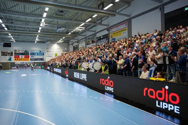 HSG Blomberg-Lippe (GER) vs. Borussia Dortmund (GER), Handball, 1. Handball Bundesliga Frauen, 22. Spieltag, 4.4.2026, Saision 2025 2026, Blomberg Die Zuschauer jubeln nach einem Tor der HSG Blomberg-Lippe (GER) Blomberg Sporthalle an der Ulmenallee Deutschland