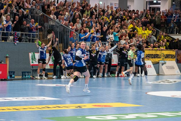 HSG Blomberg-Lippe (GER) vs. Borussia Dortmund (GER), Handball, 1. Handball Bundesliga Frauen, 22. Spieltag, 4.4.2026, Saision 2025 2026, Blomberg Diana Magnusdottir (HSG Blomberg-Lippe, 07) schaut sich um, vor der jubelnden Mannschaft der HSG Blomberg-Lippe (GER) Blomberg Sporthalle an der Ulmenallee Deutschland