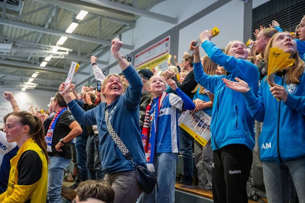 HSG Blomberg-Lippe (GER) vs. Borussia Dortmund (GER), Handball, 1. Handball Bundesliga Frauen, 22. Spieltag, 4.4.2026, Saision 2025 2026, Blomberg Fans der HSG Blomberg-Lippe (GER) jubeln nach dem letzten Tor im Spiel und dem Sieg der HSG Blomberg-Lippe (GER) Blomberg Sporthalle an der Ulmenallee Deutschland