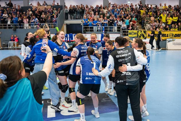 HSG Blomberg-Lippe (GER) vs. Borussia Dortmund (GER), Handball, 1. Handball Bundesliga Frauen, 22. Spieltag, 4.4.2026, Saision 2025 2026, Blomberg Die Spielerinnen der HSG Blomberg-Lippe (GER) jubeln und feiern nach dem Sieg gegen Borussia Dortmund (GER) mit 33:31 Blomberg Sporthalle an der Ulmenallee Deutschland