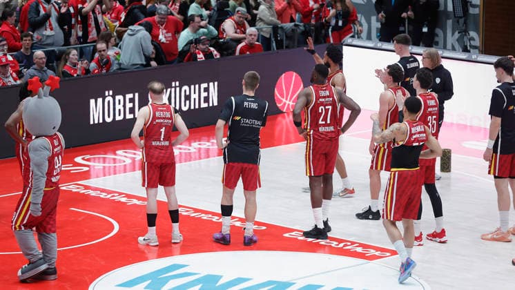 Im Bild: Die Spieler der Wuerzburg Baskets stellen sich nach der Niederlage ihren Fans. 04.04.2026, Fitness First Wuerzburg Baskets vs. RASTA Vechta, easyCredit BBL, 28. Spieltag, Deutschland, 97072, tectake-Arena Wuerzburg, Copyright: HMBxMedia xJulienxBecker