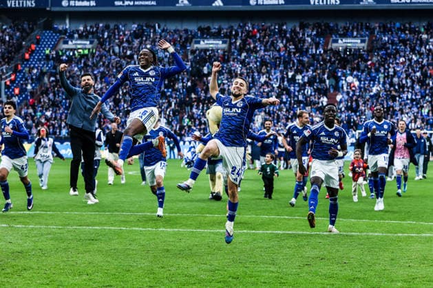 Sport Bilder des Tages Fussball, 2. Bundesliga Saison 2025 2026 28. Spieltag FC Schalke 04 - Karlsruher SC 05.04.2026, VELTINS-Arena Miron Muslic (Trainer Schalke 04) Moussa Ndiaye (FC Schalke 04, 16) Adli Aouchiche (FC Schalke 04, 24) freuen sich nach dem Spiel über den Sieg und sind auf den Weg zur Fankurve Gelsenkirchen VELTINS-Arena Nordrhein-Westfalen Deutschland