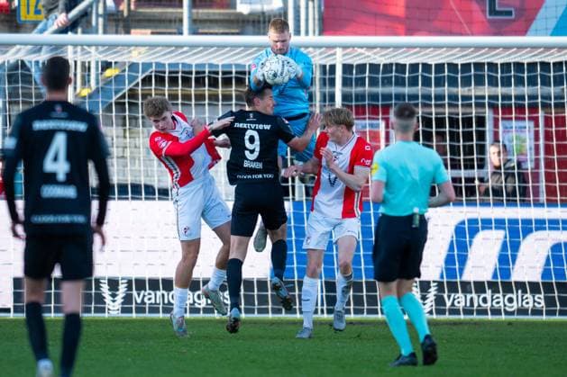 EMMEN , 06 04-2026 , Stadium Oude Meerdijk , season 2025 2026 , Dutch Keuken Kampioen Divisie football , match between FC Emmen and MVV , picture shows FC Emmen goalkeeper Luca Unbehaun saves MVV player Sven Braken Emmen - MVV  x202879906x Copyright: