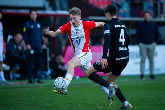 EMMEN , 06 04-2026 , Stadium Oude Meerdijk , season 2025 2026 , Dutch Keuken Kampioen Divisie football , match between FC Emmen and MVV , picture shows FC Emmen player Dim Otten MVV player Wout Coomans Emmen - MVV  x202880114x Copyright: