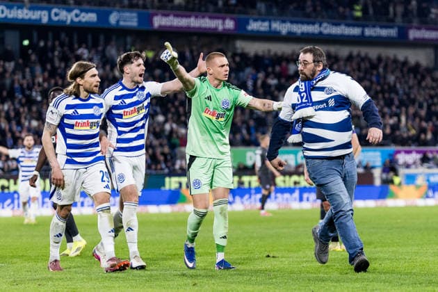 3. Liga: MSV Duisburg - VfL Osnabrück; 07.04.2026 Max Braune (MSV Duisburg, 1) fängt einen Flitzer ab, der den Platz stürmen möchte und wirft ihn gemeinsam mit Joshua Bitter (MSV Duisburg, 29) vom Rasen Dritte Liga, MSV Duisburg - VfL Osnabrück, Duisburg, schauinsland-reisen-arena am 07.04.2026 DFL REGULATIONS PROHIBIT ANY USE OF PHOTOGRAPHS AS IMAGE SEQUENCES AND OR QUASI-VIDEO. Copyright: xBEAUTIFULxSPORTS Wunderlx