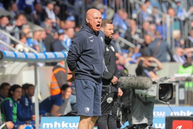 04.04.2026, xgox, Fussball - 2.Bundesliga 1.FC Magdeburg - VfL Bochum emspor, v.l. Uwe Roesler (Rösler, Bochum, Trainer) gibt Anweisungen, gestikuliert mit den Armen, gesticulate, gives instructions (DFL DFB REGULATIONS PROHIBIT ANY USE OF PHOTOGRAPHS as IMAGE SEQUENCES and or QUASI-VIDEO) Magdeburg