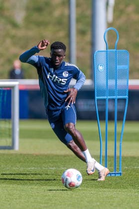 08.04.2026, Fussball, Training des FC Schalke 04. Christian Gomis (FC Schalke 04). Gelsenkirchen Trainingsgelände FC Schalke 04 NRW Deutschland xRHR-FOTO YYx Copyright: RHR-FOTOx RHR-FOTO YY