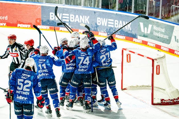 08.04.2026, xdaymx, Eishockey Penny DEL 1 2 Finale, Adler Mannheim - EHC Red Bull München Tojubel der Mannschaft nach dem Golden Goal von Marc Michaelis (Adler Mannheim) (DFL DFB REGULATIONS PROHIBIT ANY USE OF PHOTOGRAPHS as IMAGE SEQUENCES and or QUASI-VIDEO) Mannheim