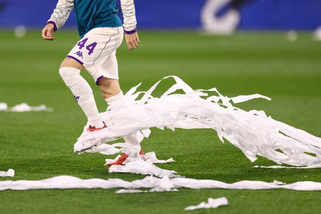 Crystal Palace v Fiorentina 09 April 2026, London - UEFA Conference League - Crystal Palace v Fiorentina - Nicolo Fagioli of Fiorentina gets caught up in white streamers strewn across the pitch - Photo: Jacques Feeney Offside. London UK Copyright: xJacquesxFeeneyx xOffsidexOffside