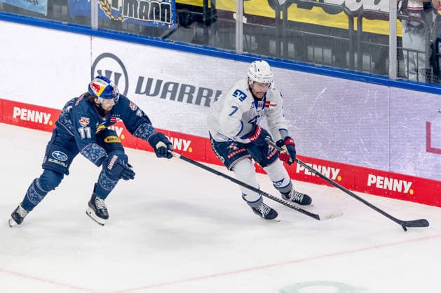 Kampf um den Puck Zweikampf zwischen Markus Eisenschmid (EHC Red Bull Muenchen, 11) und John Gilmour (Adler Mannheim, 7) GER, EHC Red Bull Muenchen vs. Adler Mannheim, Eishockey, DEL, Playoffs, Halbfinale Spiel 2, Saison 2025 2026, 10.04.2026. GER, EHC Red Bull Muenchen vs. Adler Mannheim, Eishockey, DEL, Playoffs, Halbfinale Spiel 2, Saison 2025 2026, 10.04.2026. Muenchen Copyright: xEibner-Pressefoto FranzxFeinerx EP_HFR