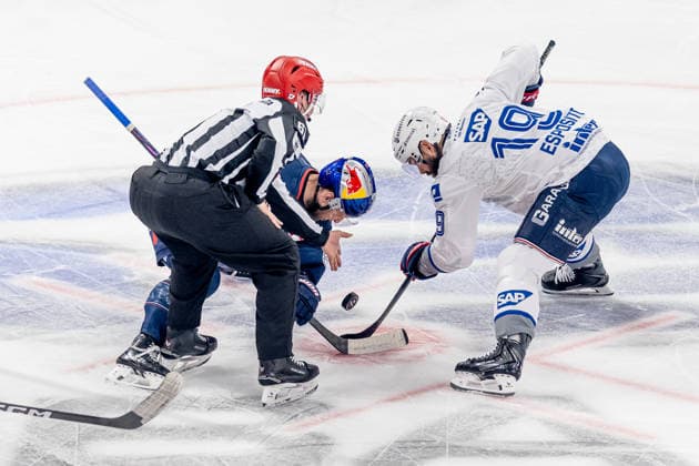Linesperson Markus Merk fuehrt ein Bully Faceoff aus zwischen Patrick Hager (EHC Red Bull Muenchen, 52) und Luke Esposito (Adler Mannheim, 19) GER, EHC Red Bull Muenchen vs. Adler Mannheim, Eishockey, DEL, Playoffs, Halbfinale Spiel 2, Saison 2025 2026, 10.04.2026. GER, EHC Red Bull Muenchen vs. Adler Mannheim, Eishockey, DEL, Playoffs, Halbfinale Spiel 2, Saison 2025 2026, 10.04.2026. Muenchen Copyright: xEibner-Pressefoto FranzxFeinerx EP_HFR