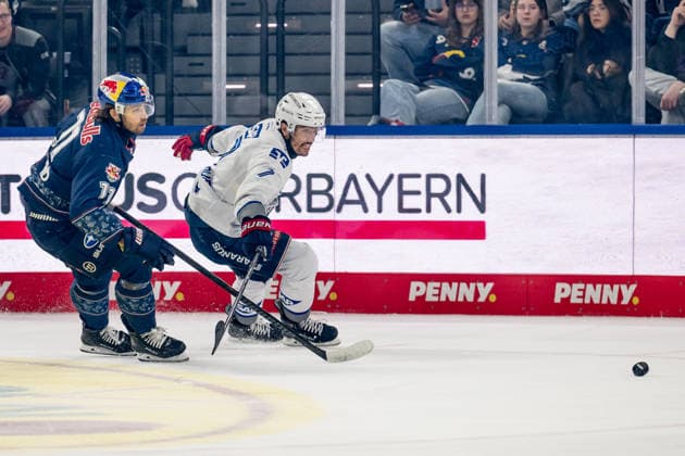 Kampf um den Puck Zweikampf zwischen Markus Eisenschmid (EHC Red Bull Muenchen, 11) und John Gilmour (Adler Mannheim, 7) GER, EHC Red Bull Muenchen vs. Adler Mannheim, Eishockey, DEL, Playoffs, Halbfinale Spiel 2, Saison 2025 2026, 10.04.2026. GER, EHC Red Bull Muenchen vs. Adler Mannheim, Eishockey, DEL, Playoffs, Halbfinale Spiel 2, Saison 2025 2026, 10.04.2026. Muenchen Copyright: xEibner-Pressefoto HeikexFeinerx EP_HFR