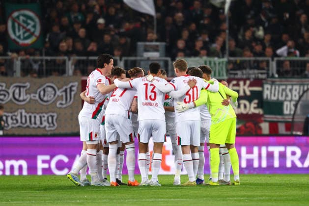 Team (FC Augsburg) Spielerkreis beim Spiel zwischen FC Augsburg v TSG 1899 Hoffenheim, Fußball, Herren, Bundesliga, 2025 2026, 29.Spieltag am 10.04.2026 in Augsburg, WWK ARENA. DFL and DFB regulations prohibit any use of photographs as image sequences and or quasi-video. Bayern Deutschland