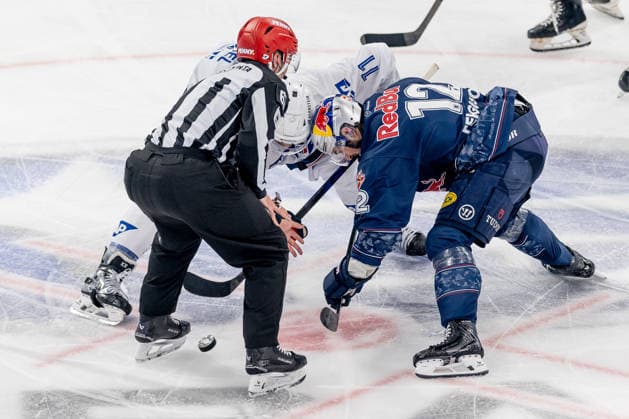 Linesperson Markus Merk fuehrt ein Bully Faceoff aus zwischen Kristian Reichel (Adler Mannheim, 11) und Brady Ferguson (EHC Red Bull Muenchen, 12) GER, EHC Red Bull Muenchen vs. Adler Mannheim, Eishockey, DEL, Playoffs, Halbfinale Spiel 2, Saison 2025 2026, 10.04.2026. GER, EHC Red Bull Muenchen vs. Adler Mannheim, Eishockey, DEL, Playoffs, Halbfinale Spiel 2, Saison 2025 2026, 10.04.2026. Muenchen Copyright: xEibner-Pressefoto HeikexFeinerx EP_HFR